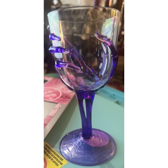 DRINKING GLASSES RESIN Lot Of 2 Purple‎ Skeleton Hand Resin Wine Glasses - Picture 5 of 9